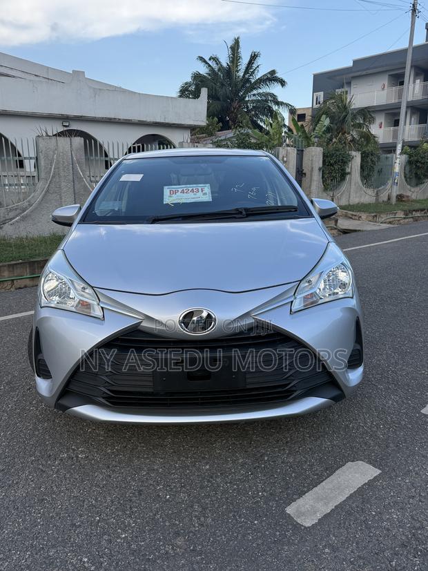 Toyota Vitz 1.3 FWD 5dr 2017 Silver