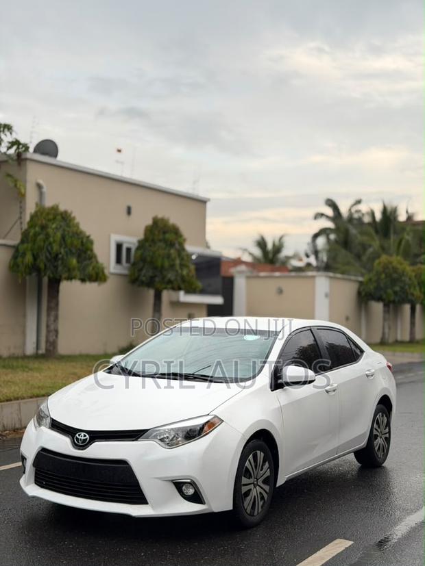 Toyota Corolla LE 4dr Sedan (1.8L 4cyl CVT) 2016 White