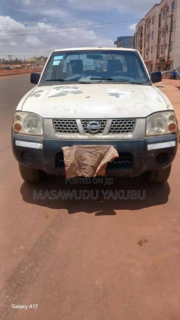 Nissan Hardbody 2005 White