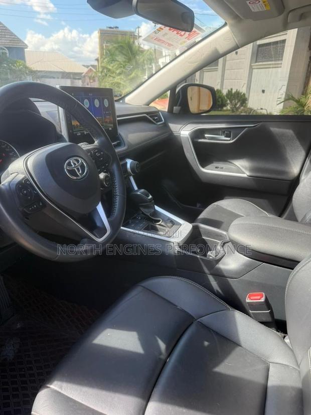 Toyota RAV4 2022 White