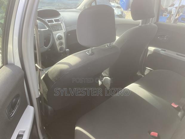 Toyota Vitz 2010 Silver
