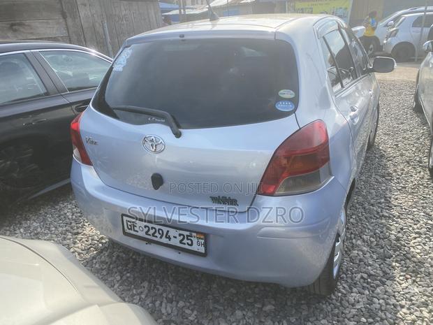 Toyota Vitz 2010 Silver