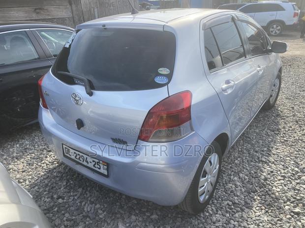 Toyota Vitz 2010 Silver