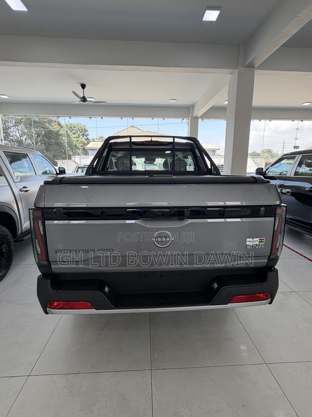 New Nissan Frontier PRO-4X Crew Cab 4WD 5.0 ft. SB 2026 Gray