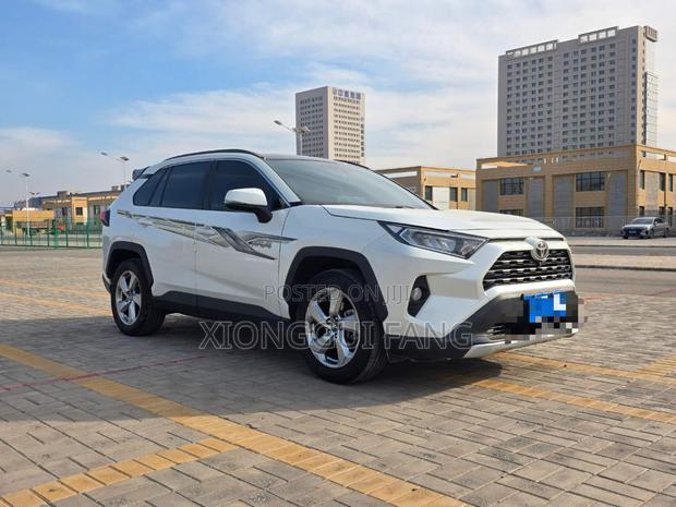Toyota RAV4 XLE Premium AWD 2020 White