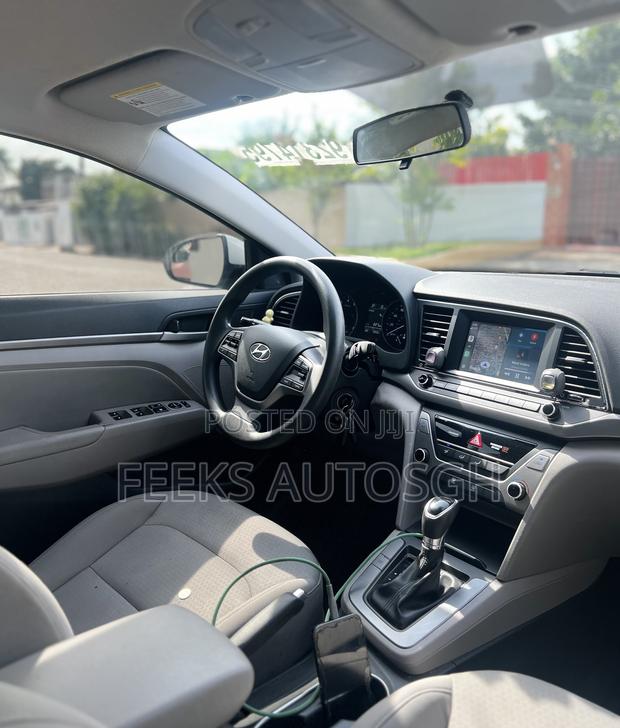 Hyundai Elantra SE Sedan FWD (2.0L 4cyl 6M) 2017 White