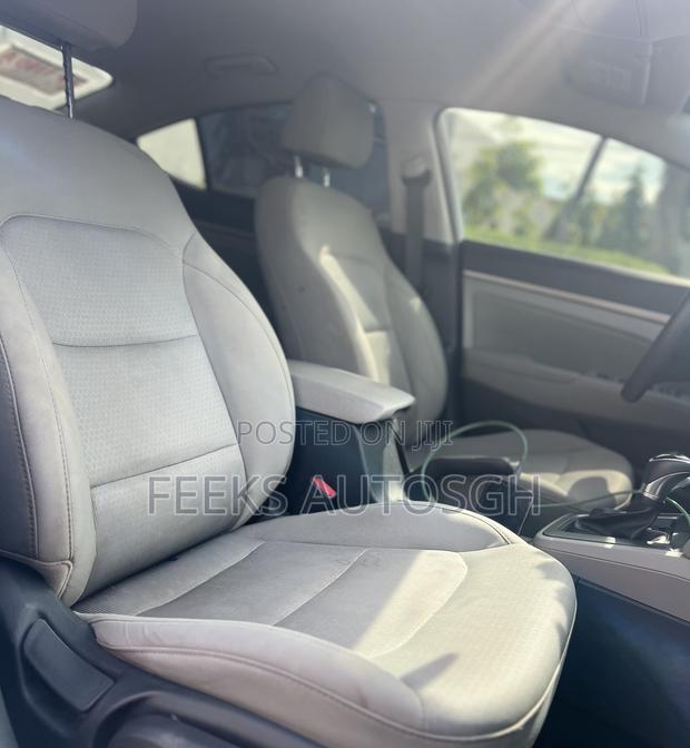 Hyundai Elantra SE Sedan FWD (2.0L 4cyl 6M) 2017 White