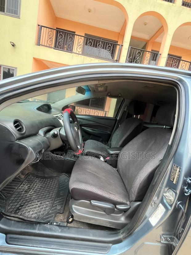 Toyota Yaris Base Hatchback 5dr 2010 Blue