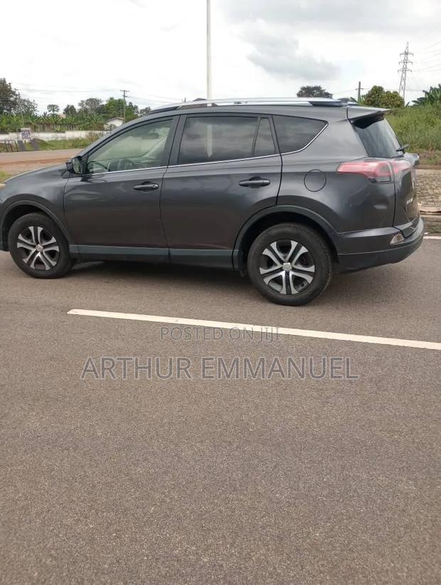 Toyota RAV4 LE FWD (2.5L 4cyl 6A) 2017 Gray