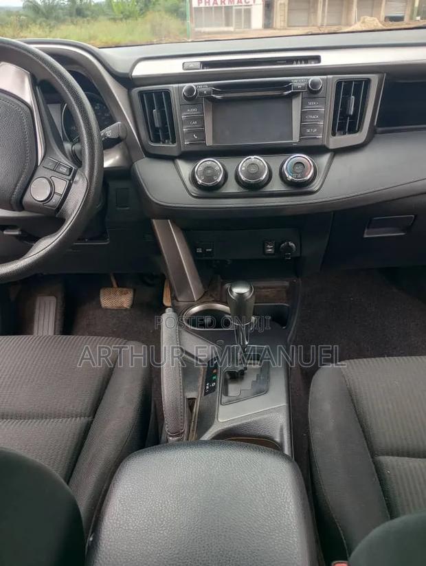 Toyota RAV4 LE FWD (2.5L 4cyl 6A) 2017 Gray