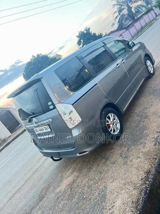 Toyota Voxy 2013 Gray