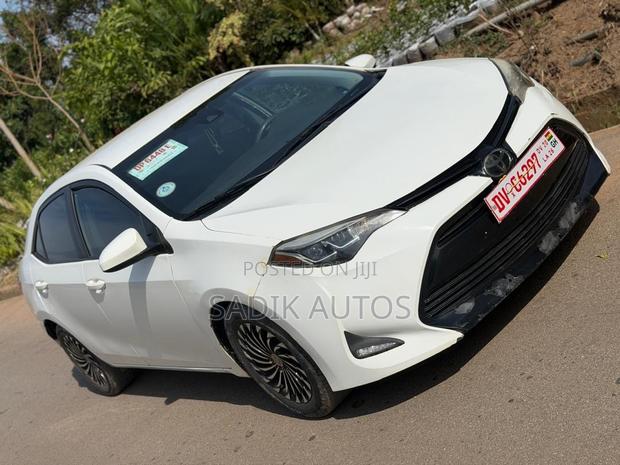 Toyota Corolla LE (1.8L 4cyl 2A) 2019 White