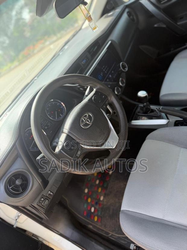 Toyota Corolla LE (1.8L 4cyl 2A) 2019 White