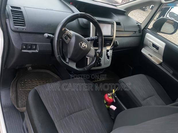 Toyota Voxy V 2WD 8-Seater 2013 White
