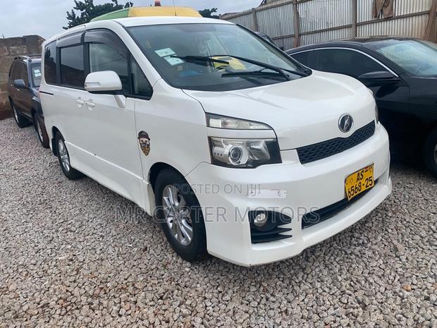 Toyota Voxy V 2WD 8-Seater 2013 White