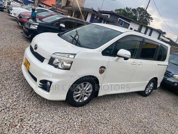 Toyota Voxy V 2WD 8-Seater 2013 White