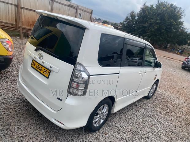 Toyota Voxy V 2WD 8-Seater 2013 White