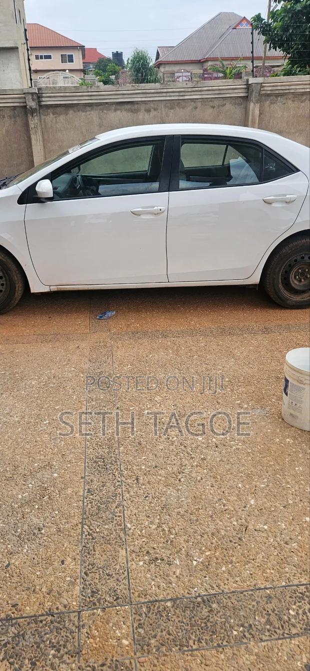 Toyota Corolla LE (1.8L 4cyl 2A) 2018 White