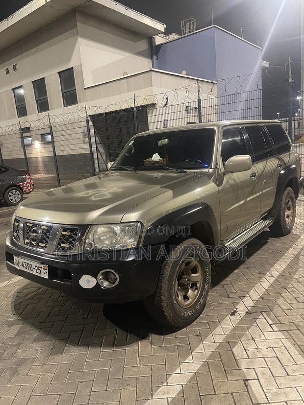 Nissan Patrol 2010 Gold