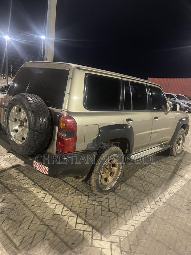 Nissan Patrol 2010 Gold