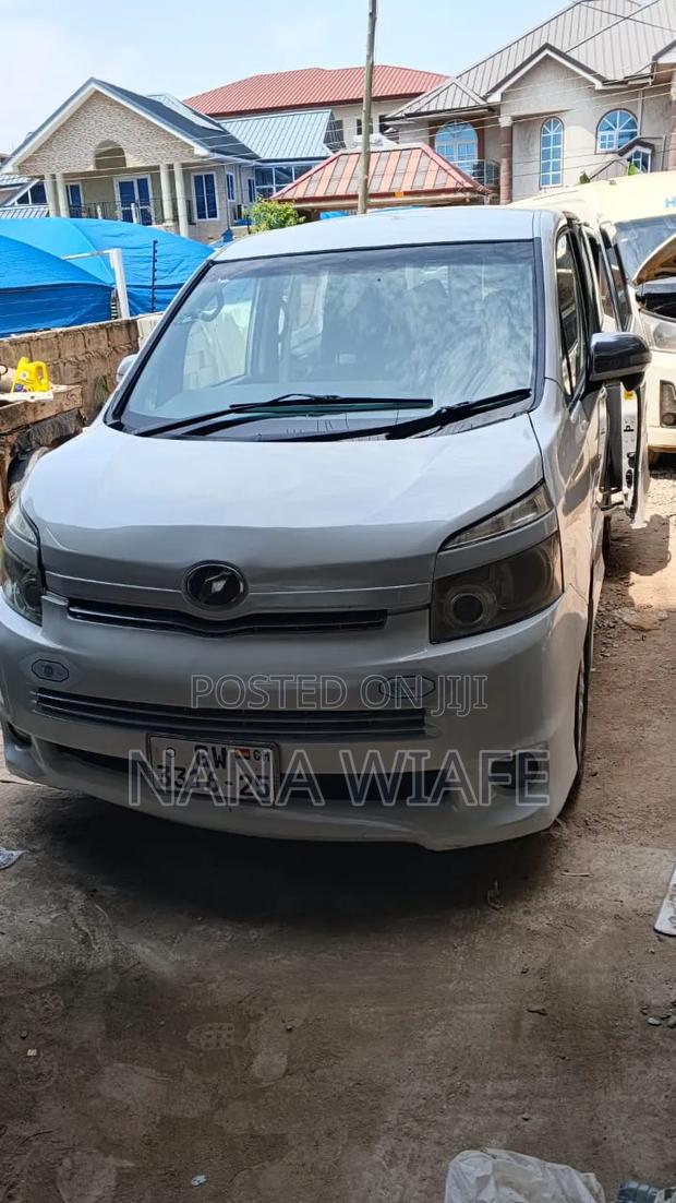 Toyota Voxy 2013 White