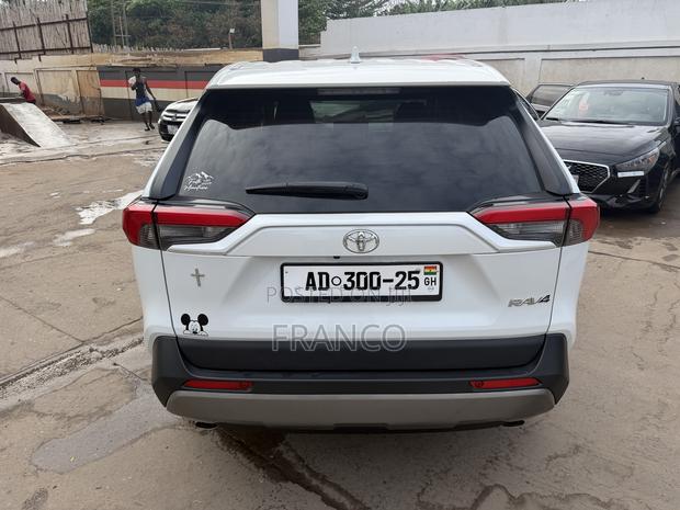 Toyota RAV4 XLE AWD 2024 White
