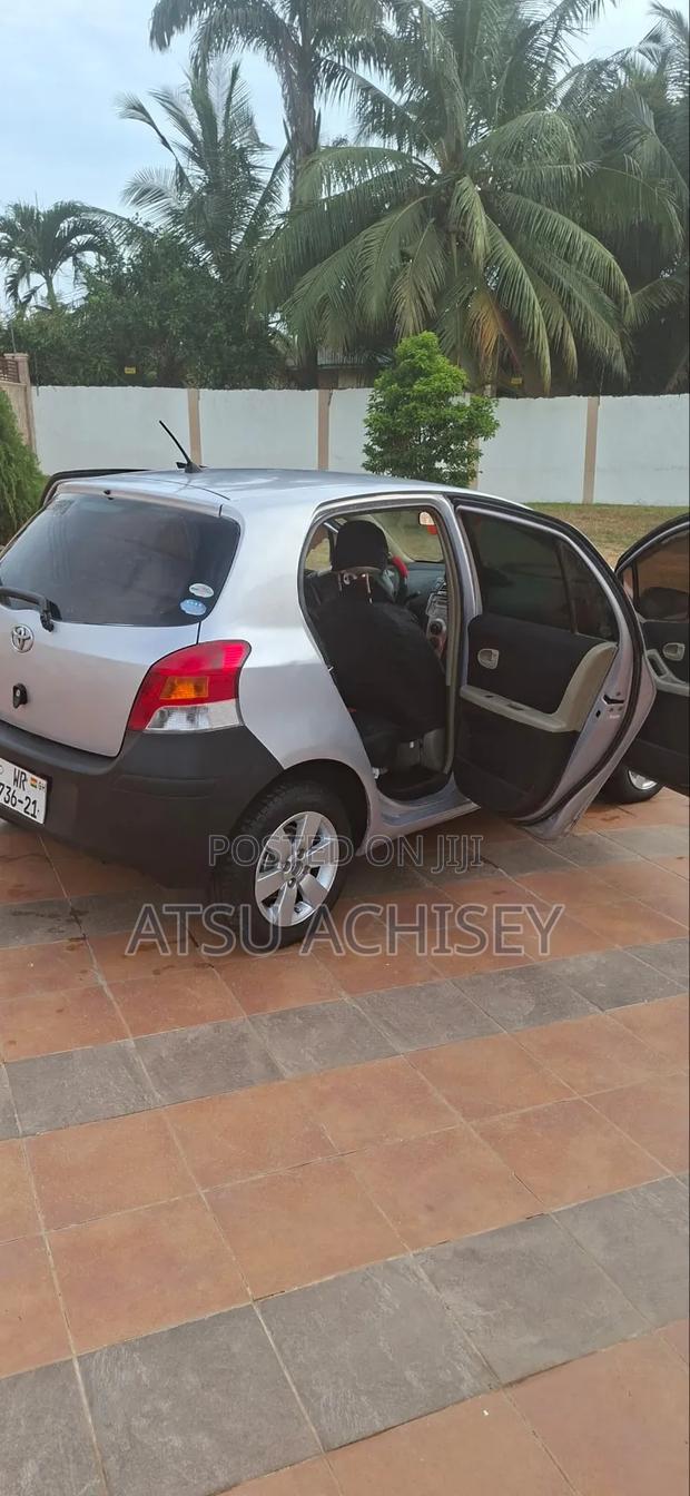 Toyota Vitz 2010 Silver