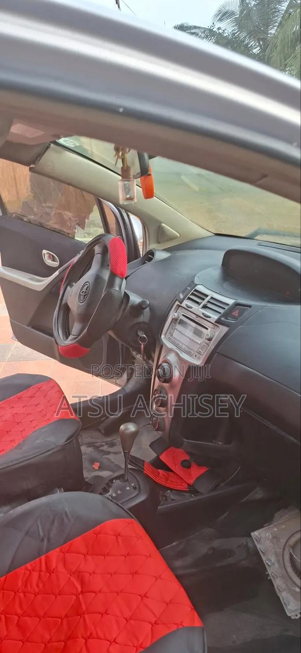 Toyota Vitz 2010 Silver