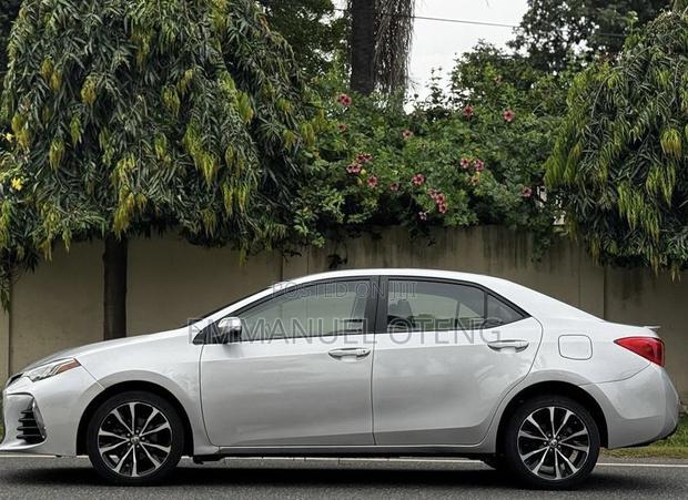 Toyota Corolla SE Special Edition 4dr Sedan (1.8L 4cyl CVT) 2017 Silver
