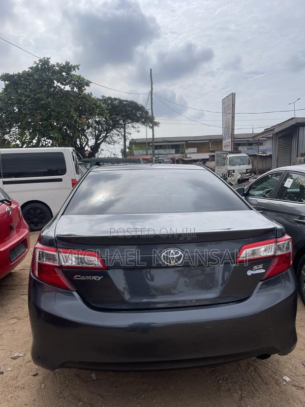 Toyota Camry SE 4dr Sedan (2.5L 4cyl 6A) 2014 Gray