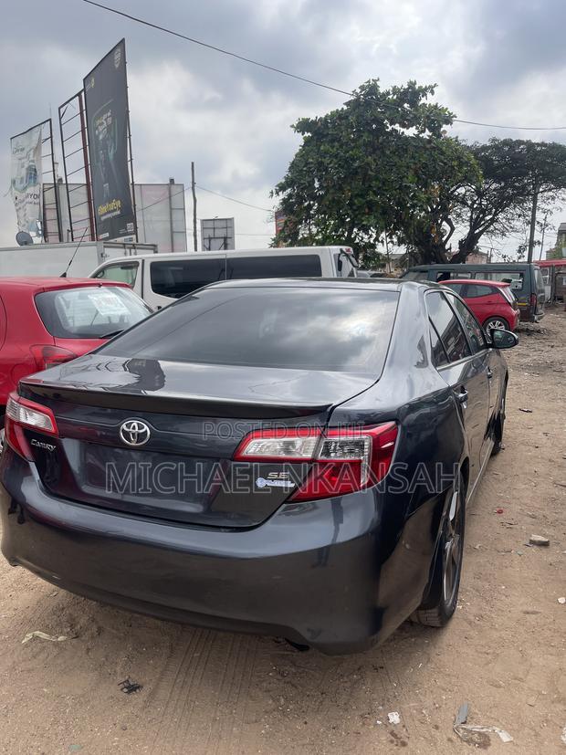 Toyota Camry SE 4dr Sedan (2.5L 4cyl 6A) 2014 Gray
