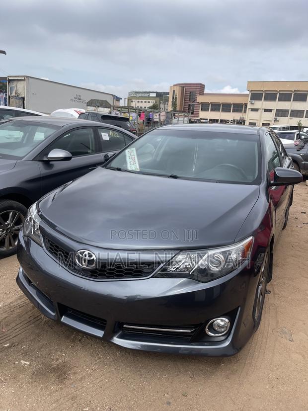Toyota Camry SE 4dr Sedan (2.5L 4cyl 6A) 2014 Gray