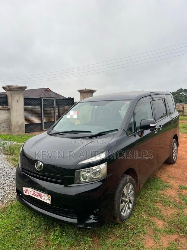 Toyota Voxy X 2WD 8-Seater 2010 Black