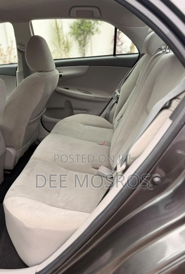 Toyota Corolla LE 4dr Sedan (1.8L 4cyl 4A) 2013 Gray