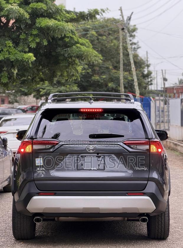 Toyota RAV4 XLE 2025