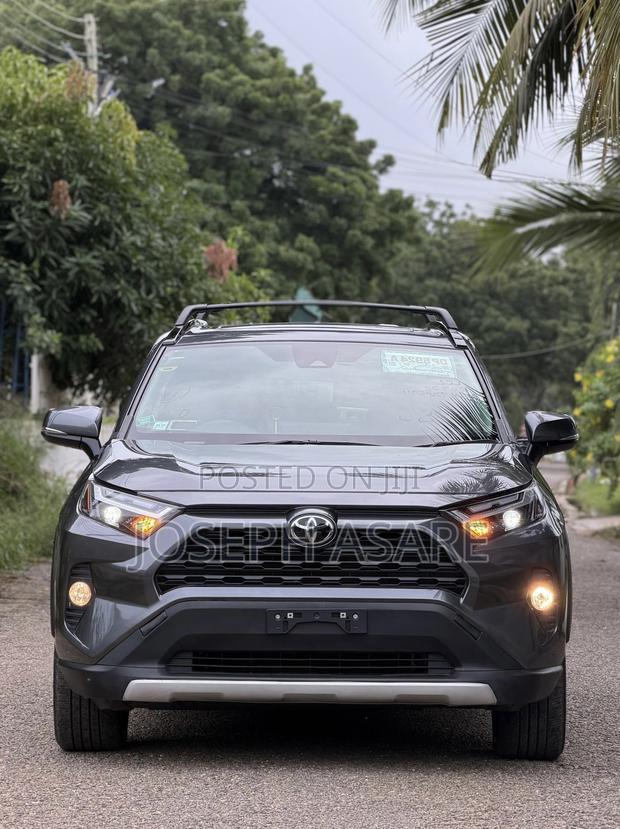 Toyota RAV4 XLE 2025