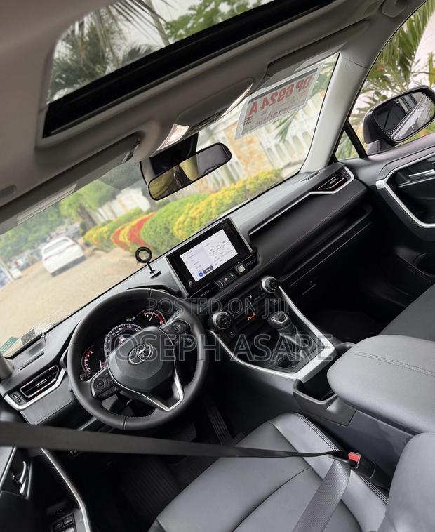 Toyota RAV4 XLE 2025
