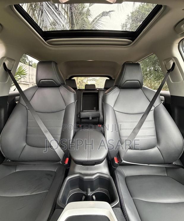 Toyota RAV4 XLE 2025