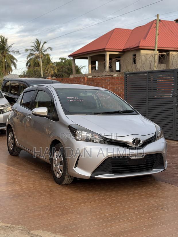 Toyota Vitz 1.3 FWD 5dr 2015 Silver