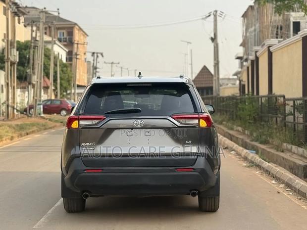 Toyota RAV4 LE AWD 2019 Gray