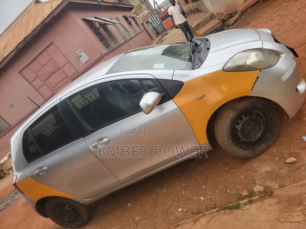 Toyota Vitz 2010 Silver
