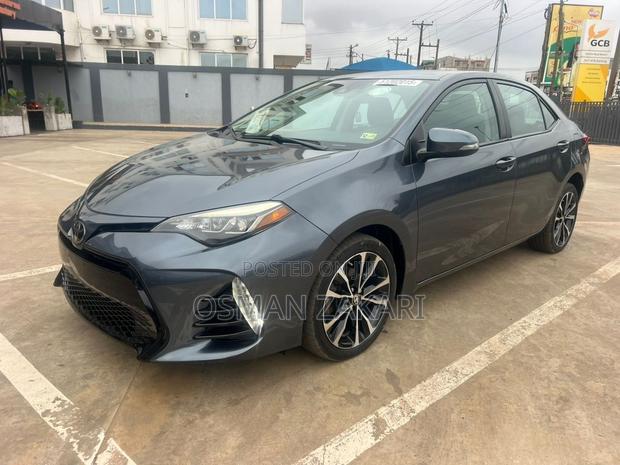 Toyota Corolla SE (1.8L 4cyl 6M) 2018 Gray