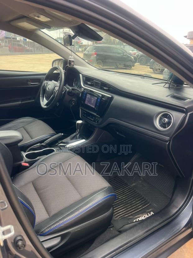 Toyota Corolla SE (1.8L 4cyl 6M) 2018 Gray