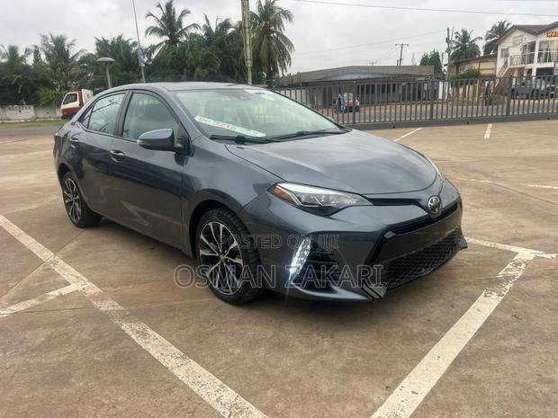 Toyota Corolla SE (1.8L 4cyl 6M) 2018 Gray
