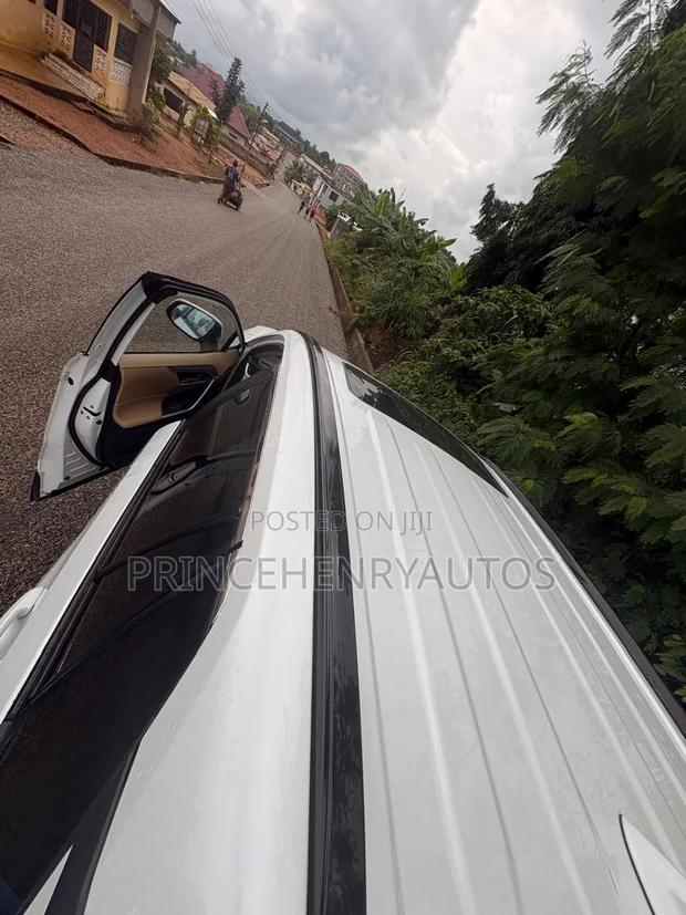 Toyota RAV4 XLE Premium AWD 2024 White