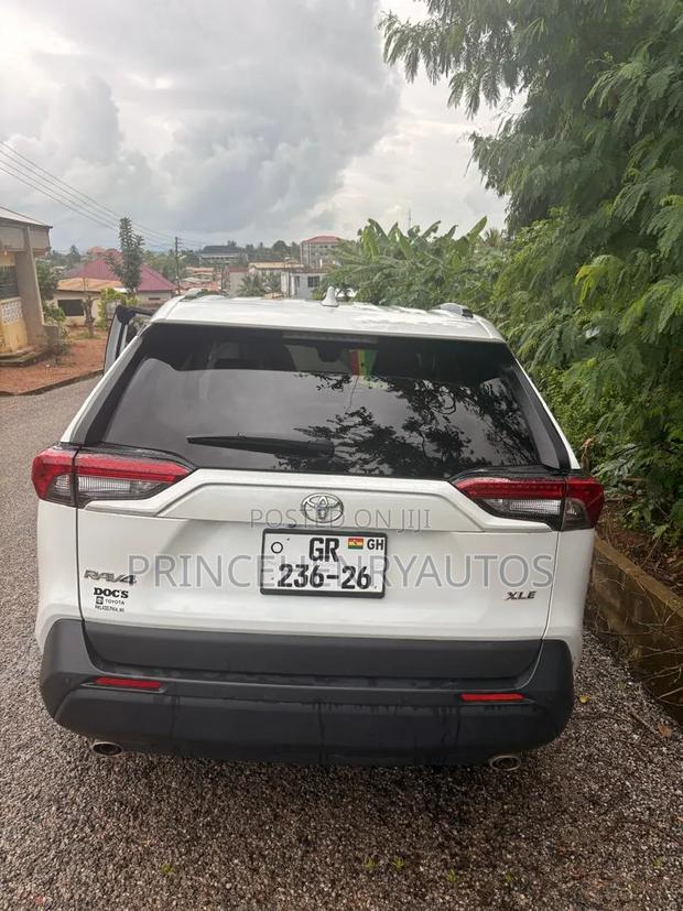 Toyota RAV4 XLE Premium AWD 2024 White