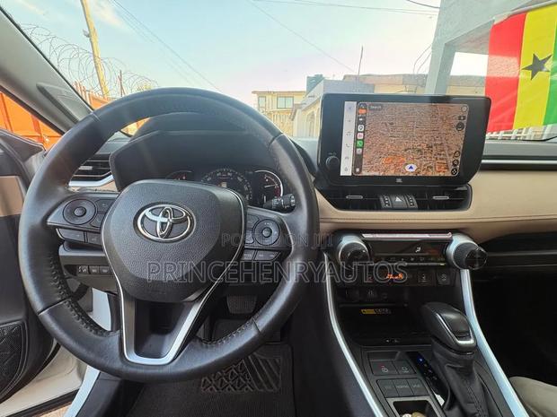 Toyota RAV4 XLE Premium AWD 2024 White