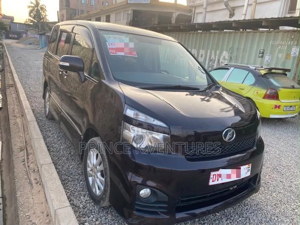 Toyota Voxy V 4WD 8-Seater 2013 Black