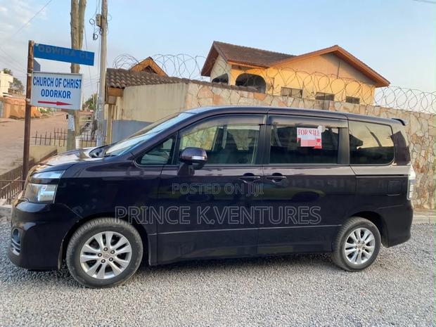 Toyota Voxy V 4WD 8-Seater 2013 Black