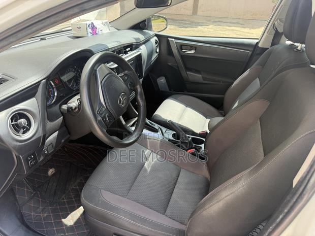 Toyota Corolla LE Eco (1.8L 4cyl 2A) 2019 White